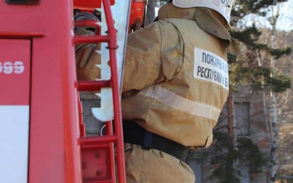 В Бурятии вместе с гаражом ночью сгорели мотоцикл и автомобиль
