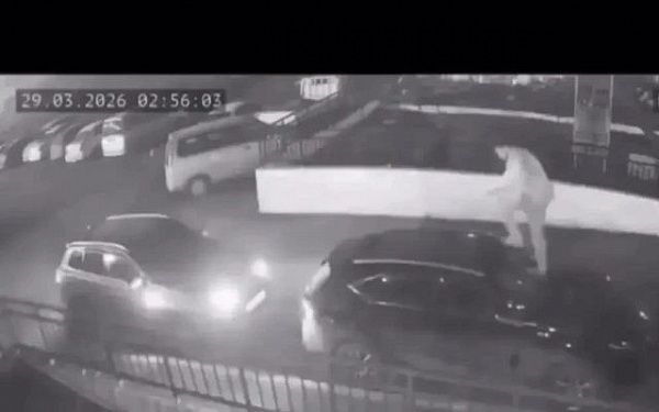 В Улан-Удэ не менее 5 автомобилей ночью повредил пьяный мужчина