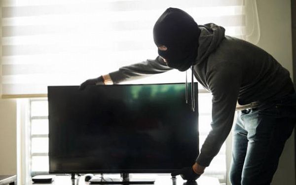 Житель Бурятии украл телевизор у экс-возлюбленной, чтобы выпить 