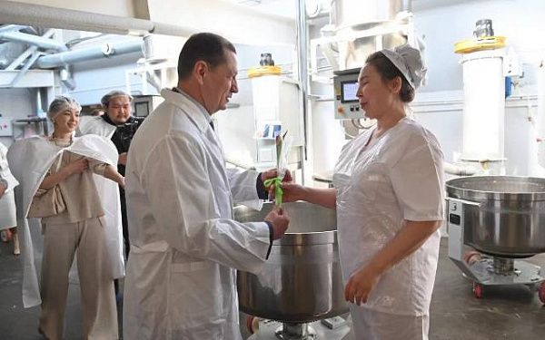 Глава Бурятии и мэр Улан-Удэ поздравили женщин-пекарей