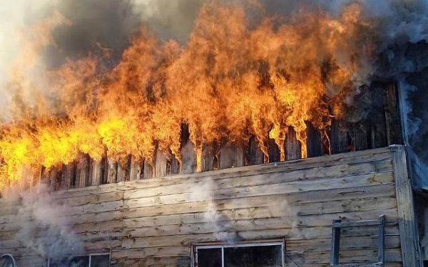 В Бурятии пожарные ликвидировали возгорания трёх гаражей 