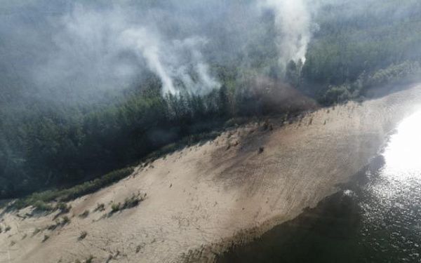 Огнеборцы-десантники тушат лесной пожар на севере Бурятии