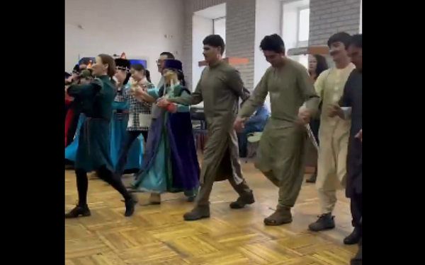 В центре Улан-Удэ студенты-иностранцы станцевали ёхор