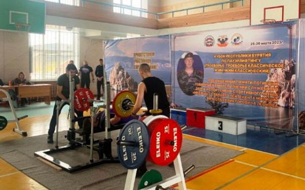 В Улан-Удэ свыше ста спортсменов состязались за кубок по пауэрлифтингу