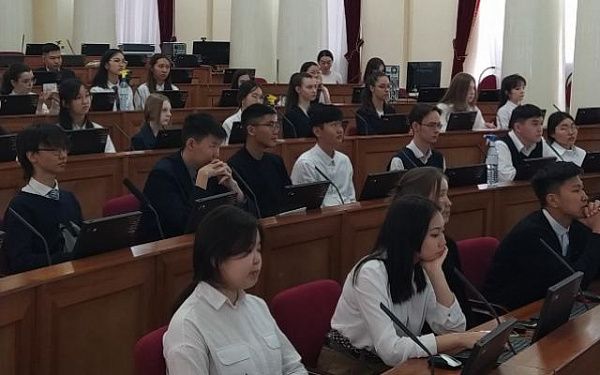 В Улан-Удэ школьники примерили на себя роль депутатов