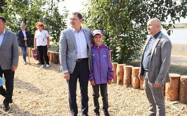Мэр города Улан-Удэ открыл новую спортивную площадку для воркаута