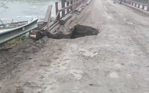 В Бурятии река, вышедшая с берегов повредила мост