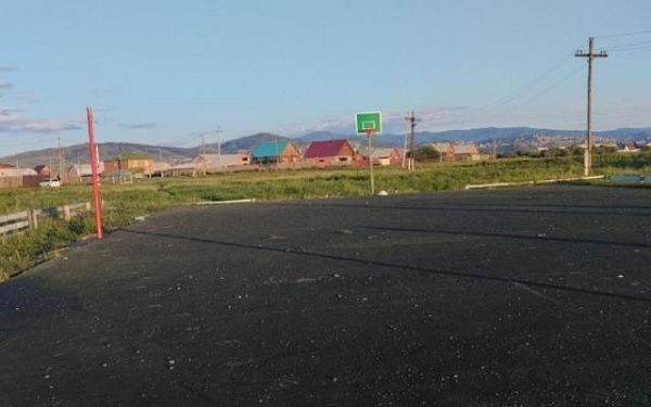 Жители села Бурятии не довольны детской площадкой, похожей на загон для коров