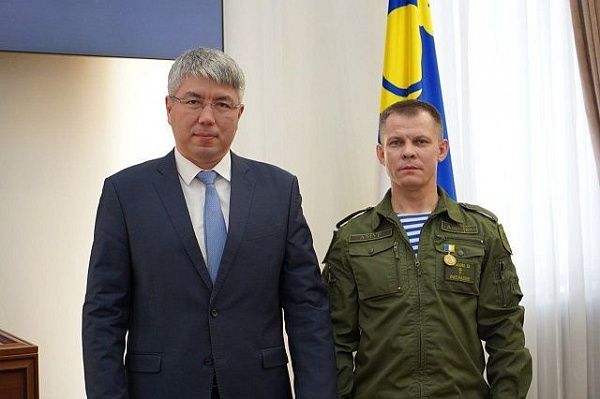 Глава Бурятии вручил военнослужащиму Андрею Анатольевичу Чулкову медаль Алдара Цыденжапова
