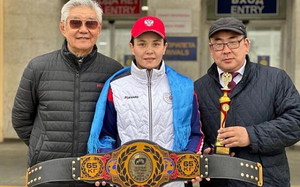 Спортсменка из Бурятии завоевала второе золото чемпионата России по женской борьбе.