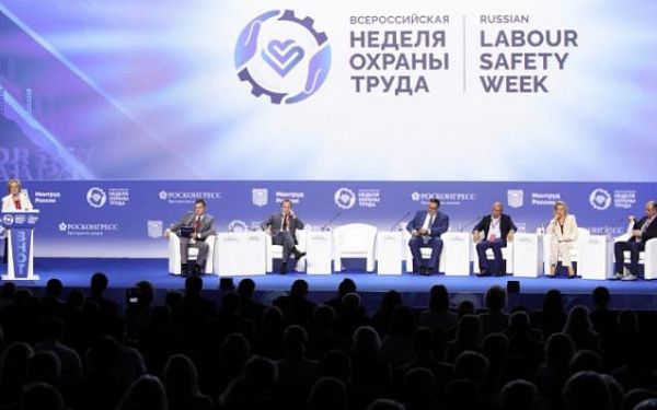 Стратсессия по народосбережению, занятость будущего, сотрудничество с Ираком, награждение лучших и модный показ: второй день ВНОТ-2025