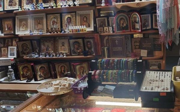 В Улан-Удэ воришка украл 20 браслетов с витрины иконной лавки