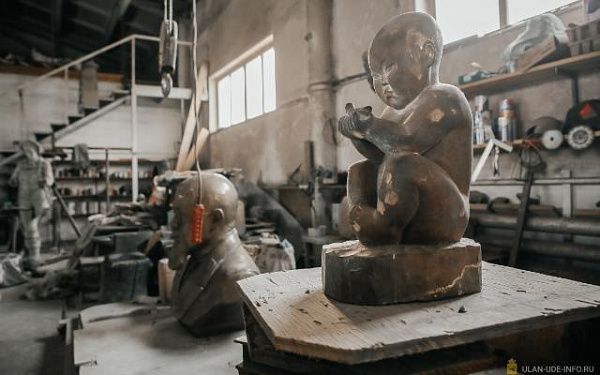 Скульптура «Мальчик с птичкой» в исполнении Даши Намдакова почти готова