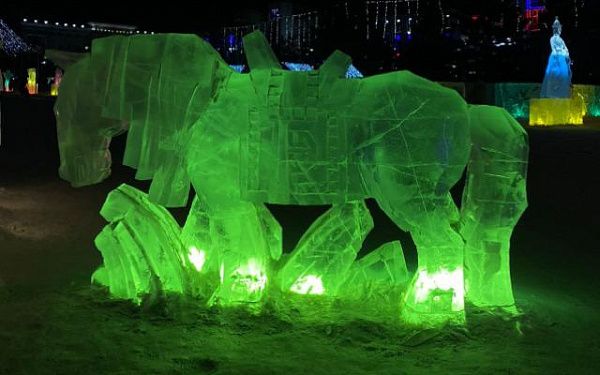 На площади Советов ледяные фигуры подсветили 400 светодиодными прожекторами
