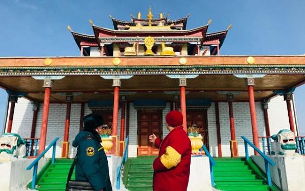 В преддверии Белого месяца сотрудники МЧС России проводят профилактические обследования буддийских храмов