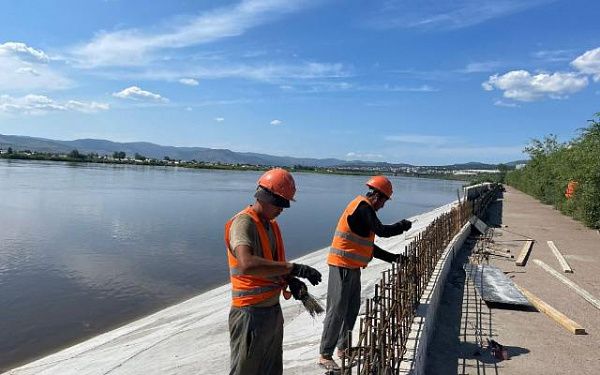 Строящаяся дамба в столице Бурятии уже может защищать город от подъема воды в реке