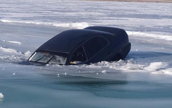 На озере Гусином автомобиль провалился под лед