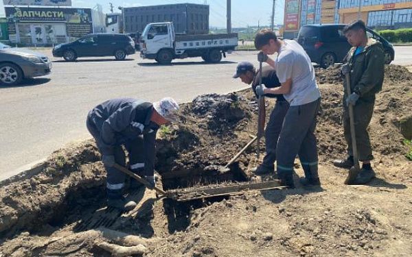 В Улан-Удэ очищают от песка и мусора городские ливнеприёмники