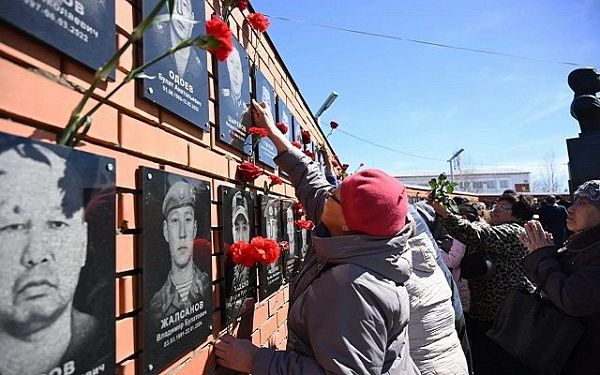 В Еравнинском районе установили бюсты земляков - Героев России и Мемориал памяти участников СВО