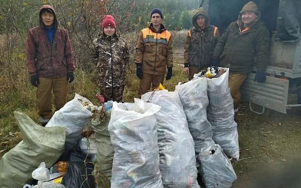 В Бурятии лесники собрали почти тонну мусора у реки