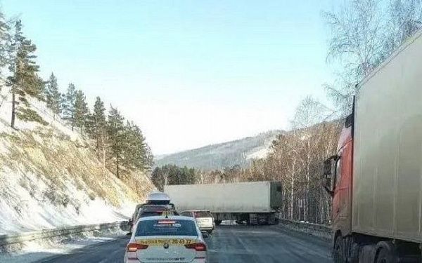 На перевале Мандрик перекрыто движение 