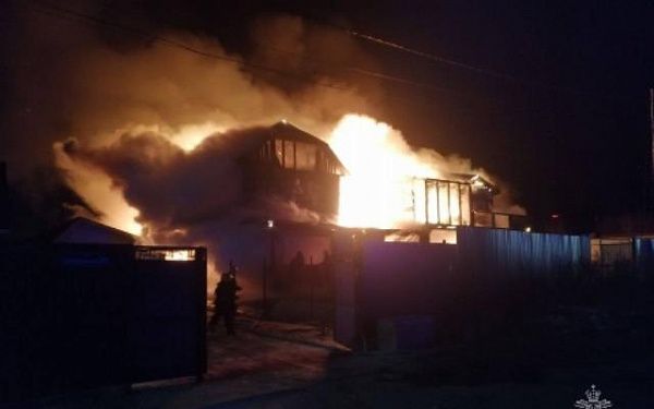 В Улан-Удэ загорелись два частных дома