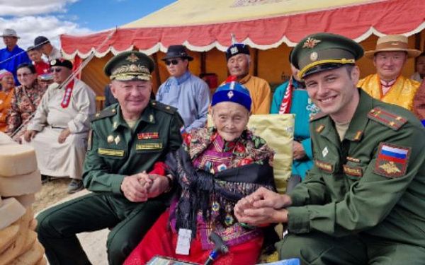 Атташе РФ в Монголии поздравил легендарную монголку со 101-летием