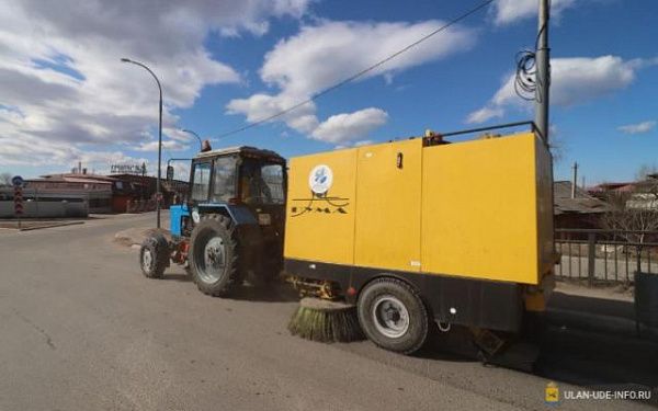 В Улан-Удэ с начала марта убрали 2 360 кубометров песка и мусора с улиц