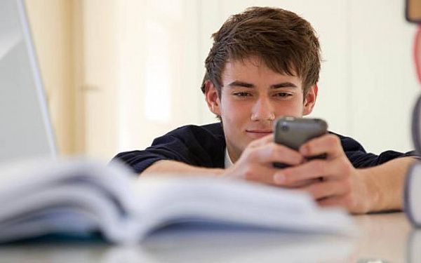 Госдума приняла закон об ограничении использования телефонов в школе