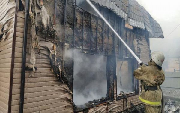 В Улан-Удэ при пожаре в частном доме пострадал мужчина