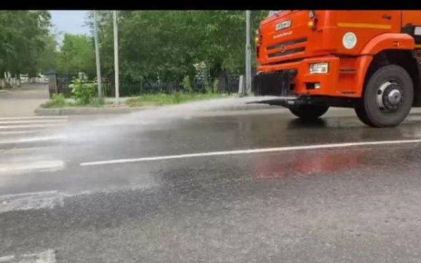 В Улан-Удэ из-за жары начали "охлаждать" дороги