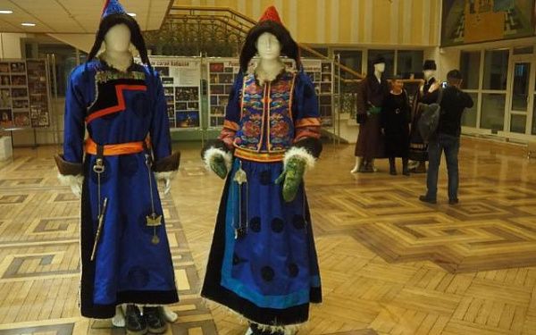 В Улан-Удэ прошла выставка зимней традиционной одежды пяти бурятских родов