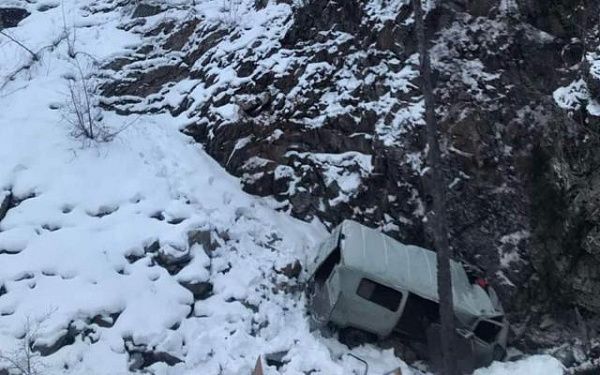 В горном районе Бурятии опрокинулся и упал в ущелье УАЗ