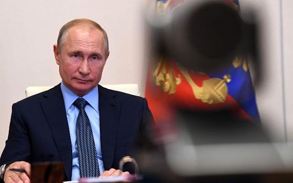 Владимир Путин продлил стимулирующие выплаты и специальные доплаты для медиков