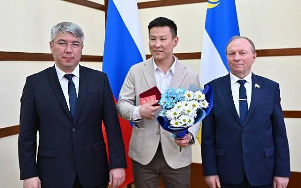 В Бурятии труд двух врачей отметили высокими наградами