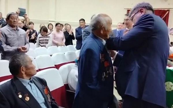 В Бурятии старейшинам района вручили юбилейные медали к 100-летию республики