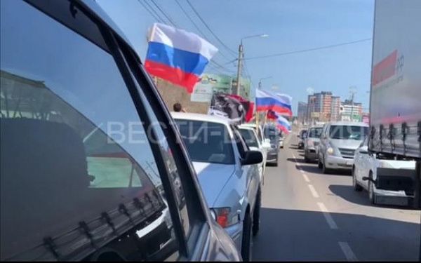 В Улан-Удэ более ста автолюбителей приняли участие в акции «Бессмертный автополк»