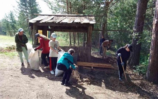 В Бурятии лесники вместе с детьми навели порядок на природе