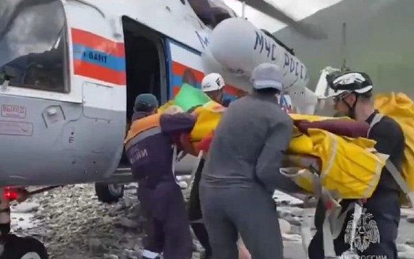 В Бурятии спастели спустили с гор к вертолёту пострадавшую туристку