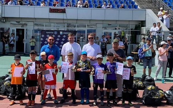 В Улан-Удэ победители футбольного турнира отдали выигрыш на операцию ребёнку