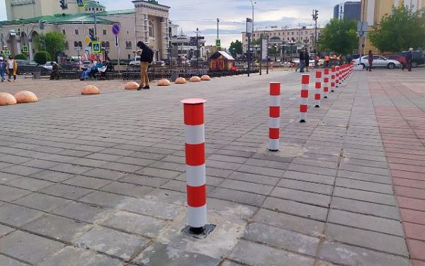 На площади Советов установили новые безопасные парковочные столбики