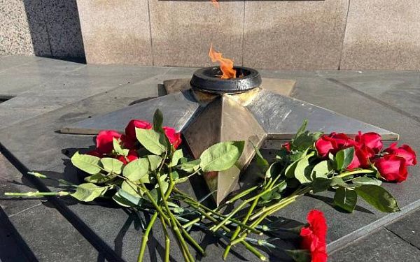 Вечный огонь вновь зажгли на Мемориале Победы в Улан-Удэ 
