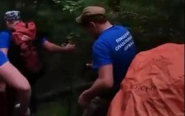 В Бурятии спасатели с гор спустили травмированного туриста