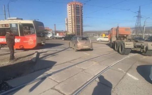 В Улан-Удэ на круговой развязке трамвай столкнулся с грузовиком