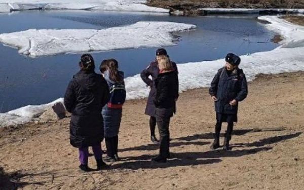 На водоёмах Улан-Удэ подростки продолжают выходить на тонкий лёд 