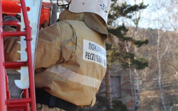 На севере Бурятии пожарные спасли от огня гараж и "Хонду"