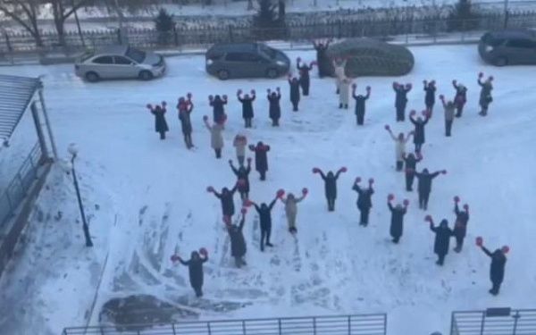 В Бурятии сотрудники перинатального центра выстроились в пятиконечную звезду 