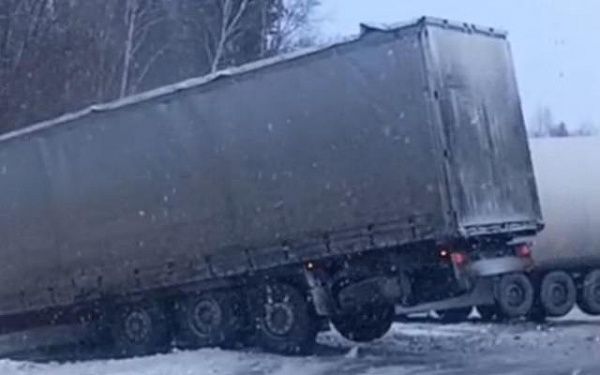 На федеральной трассе в Бурятии ввели реверсивное движение из-за столкновения фур