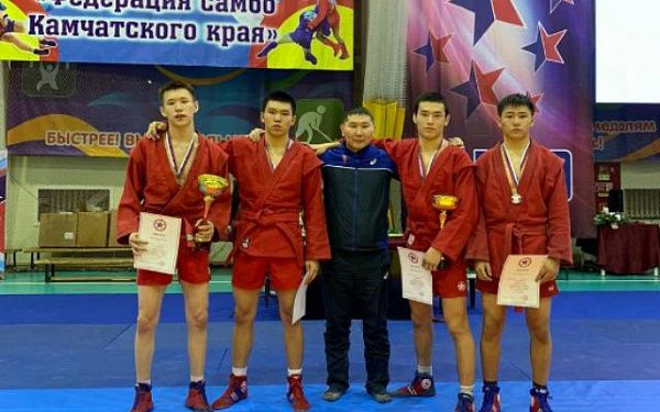 Бурятские самбисты завоевали 12 медалей на чемпионате и первенстве ДФО