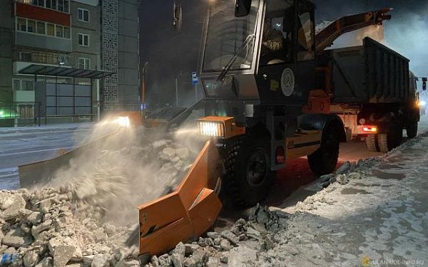 За сутки с улиц Улан-Удэ вывезено 105 КАМАЗов снега